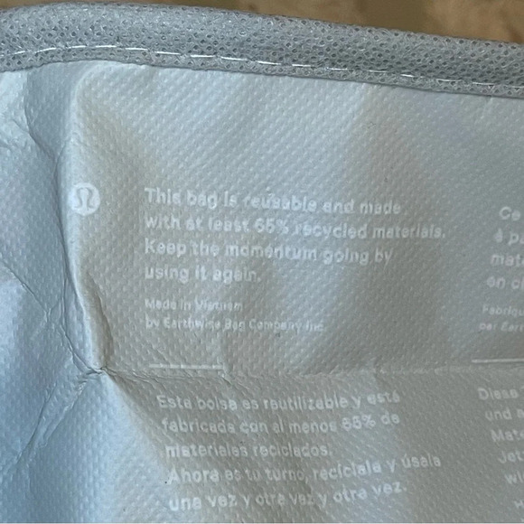 Lululemon holiday tote shoulder bag White 9” x 12” clasp closure - Picture 2 of 7